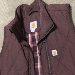 Burgundy women’s carhartt vest size small